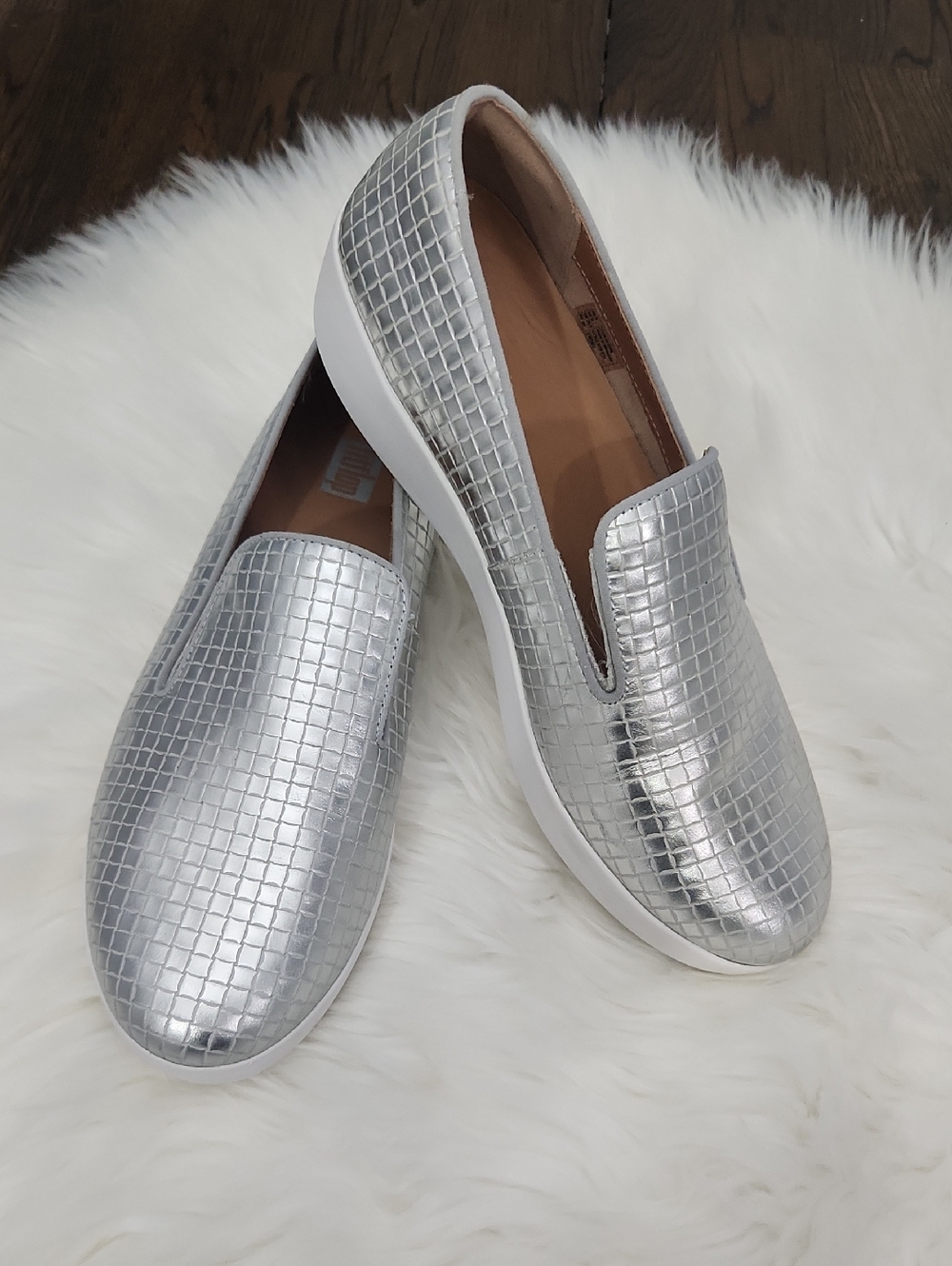 NWOT. Fitflop Leatger Superskate Raffia Silver Loafer Sz.8
